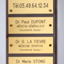 ensemble de plaques professionnelles en aluminium or gravées sur support plexi fumé